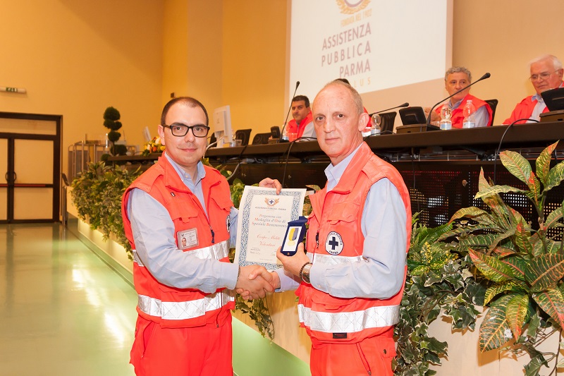 Ap_Premiazioni 2016_Il presidente Luca Bellingeri premia il Corpo Militi Volontari e consegna la medaglia d'oro di speciale benemerenza al comandante Andrea Camin