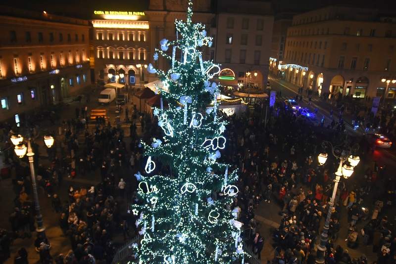 albero-di-natale-piazza-garibaldi-2016