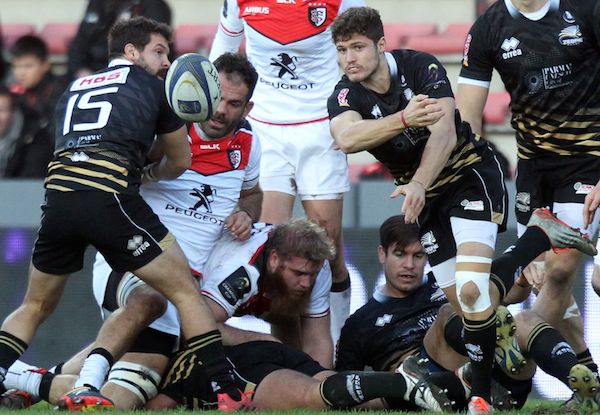 Parme Zebre's Italian scrum-half Marcello Violi (2nd R) passes the ball during the European Rugby Union Cup match between Toulouse and Zebre Parme at the Ernest Wallon stadium in Toulouse, southern France, on December 17, 2016. / AFP / Raymond ROIG (Photo credit should read RAYMOND ROIG/AFP/Getty Images)