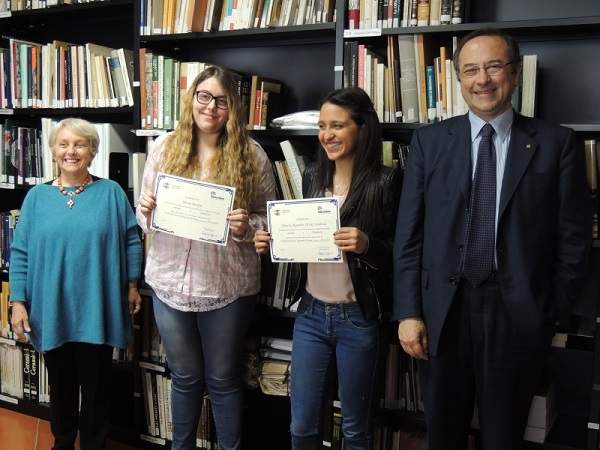 Cerimonia - Beatrice Tisato e Paolo Andrei con le vincitrici delle borse di studio Intercultura