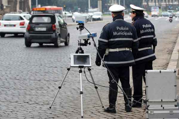 WCENTER 0SKBBISDLC © Roberto Monaldo / LaPresse 18-01-2010 Roma Interni Attività operativa della Polizia Municipale Nella foto Autovelox © Roberto Monaldo / LaPresse 18-01-2010 Rome Operational activities of the Municipal Police